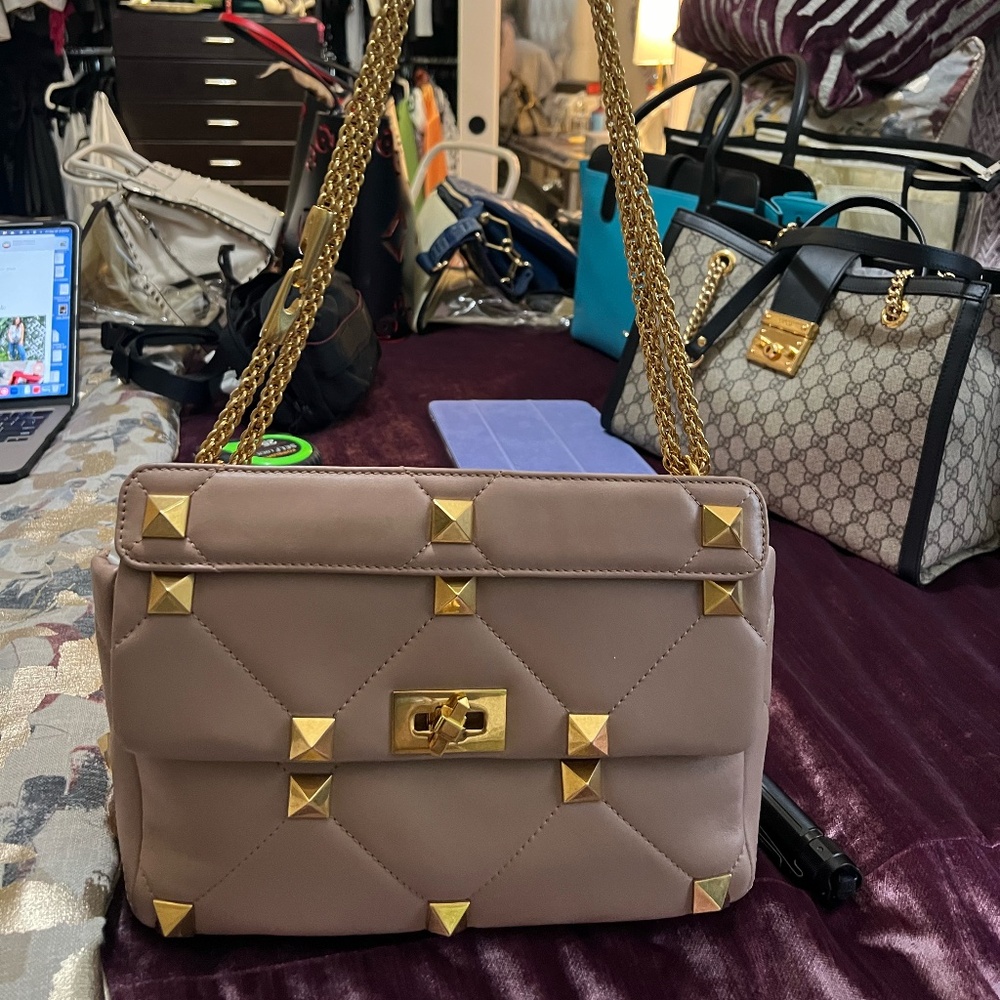 Valentino Roman Stud Poudre Color